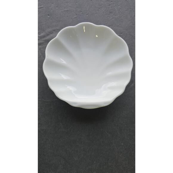 Lillian Vernon White Scallop Porcelain Trinket Dish Bowl 4" Flower Shape China - Picture 1 of 5